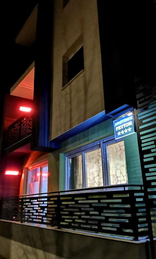 Apartmani Peyton สลาวอนสกีบรอด ภายนอก รูปภาพ